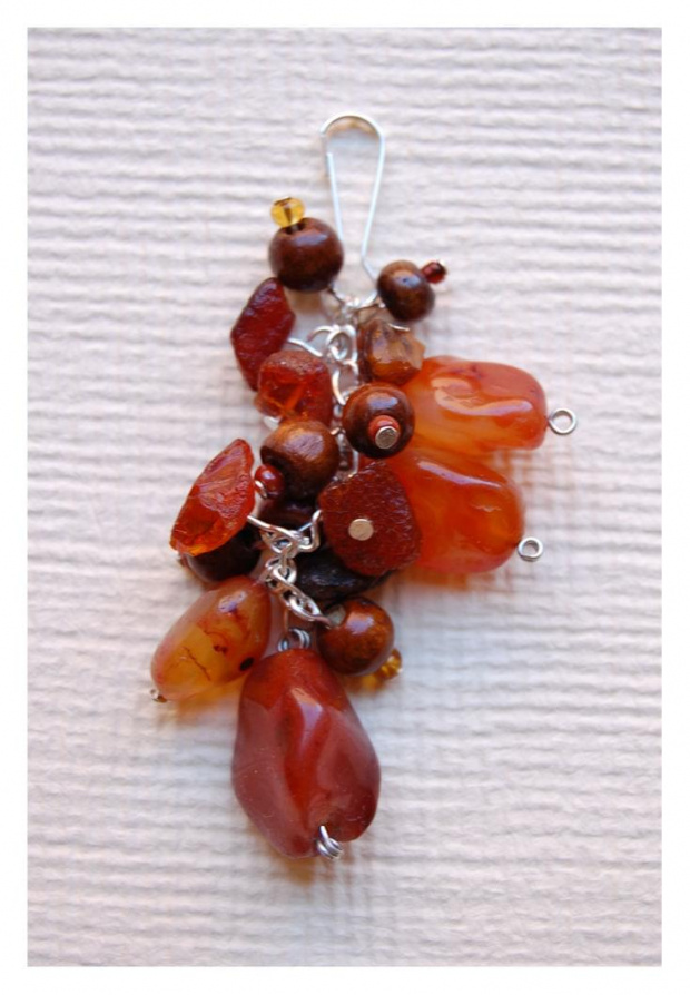 Breloczek - Amber - 8cm (karabińczyk - 2cm) - kamienie naturalne, bryłki bursztynu bałtyckiego, drewniane i akrylowe koraliki, posrebrzane półfabrykaty