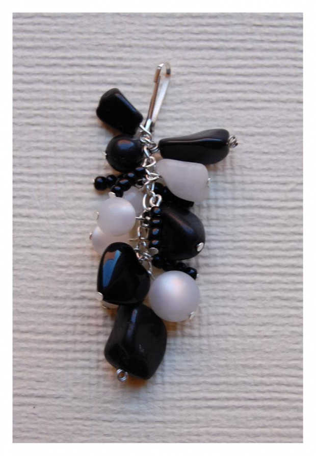 Breloczek - Black&White - 8,5cm (karabińczyk - 2cm) - kamienie naturalne, białe szklane perełki, drobne szklane koraliki, czarne serduszko z naturalnego kamienia, posrebrzane półfabrykaty