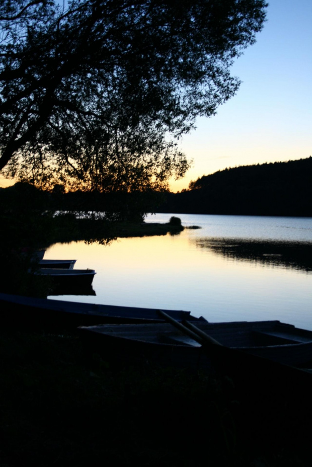 #wakacje #lato #jezioro #łódka #woda #las #drzewa #ZachódSłońca