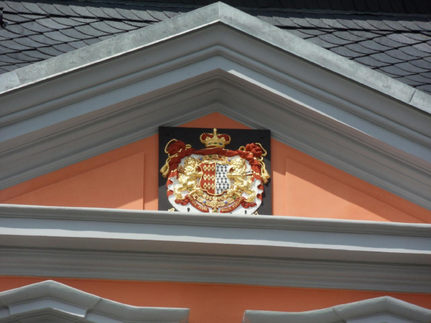 Herb na portalu pałacu w Lomnicy n. Popelkou #Czechy #miasto #rynek