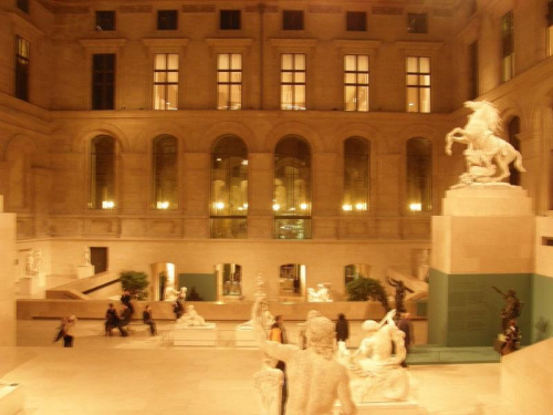Paryż z jego muzealnymi zabytkami - Francja