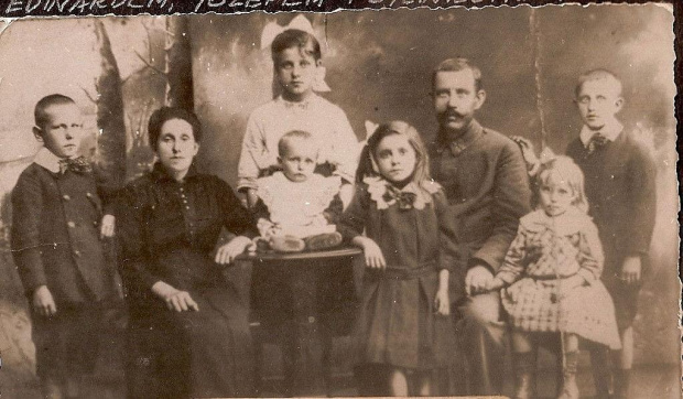 Moi pradziadkowie Teodor (1880-1956) i Pelagia (zd. Podlewska, 1879-1965) Muller z dziećmi.