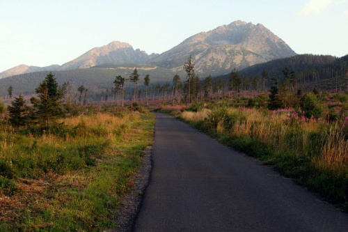 SŁOWACJA ( Dolina Wielicka z widokiem po prawej stronie na szczyt GERLACH 2655 m - po lewej BATYŻOWIECKI SZCZYT 2456 m )