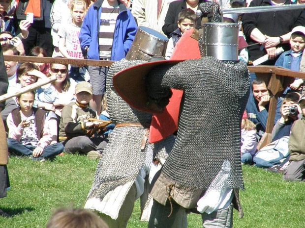 Tłem historycznym Turnieju Rycerskiego w Czersku, jest wydarzenie mające miejsce w roku 1226, kiedy to książę Konrad Mazowiecki, chcąc uzyskać pomoc zbrojną w walce z nawiedzającymi nasze ziemie pogańskimi Prusami, sprowadza do Polski Zakon Krzyżacki.