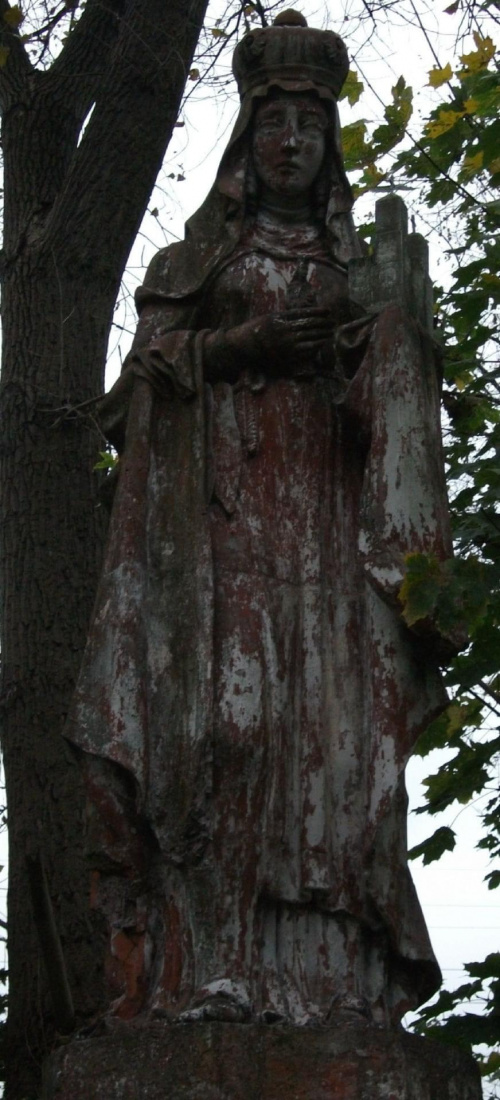 Samotna i opuszczona figura św.Jadwigi.