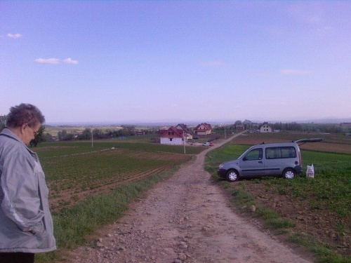 nasz domek z daleka (fotka zrobiona przez Kacpra - nauczył się obsługiwać aparat w telefonie)