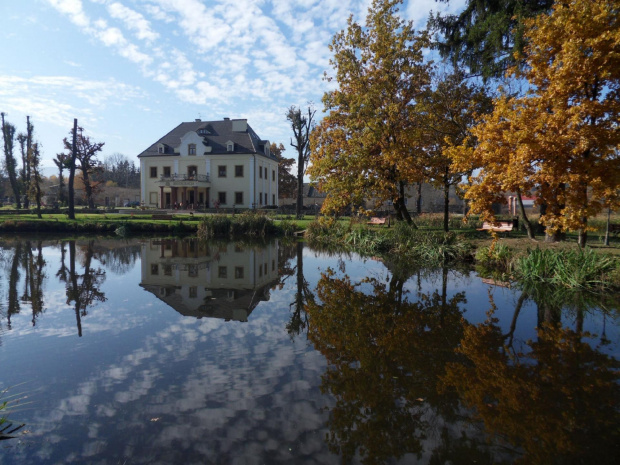 Pałac Nad Wodą w Staniszowie..jak sama nazwa wskazuje :) #jesień #niebo #Staniszów
