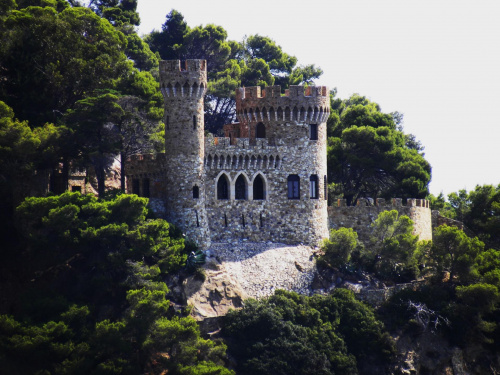 Zamek warowny na wybrzeżu Costa Brava/Hiszpania/