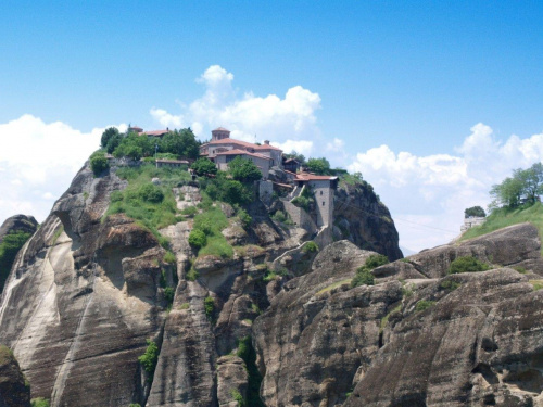 Meteory - klasztory na skałach, zawieszone między niebem a ziemią #klasztor #Grecja #meteor #skały