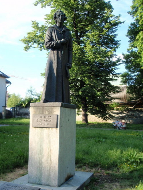 Pomnik Juliusza Słowackiego w parku miejskim