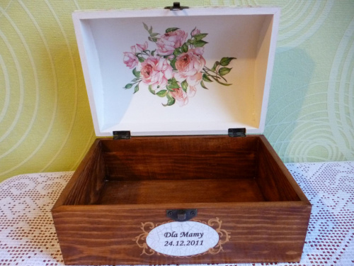 decuupage kuferek dla mamy #decoupage #dekupaż #kuferek #skrzyneczka #szkatuła #DlaMamy #dama #róże #bituma