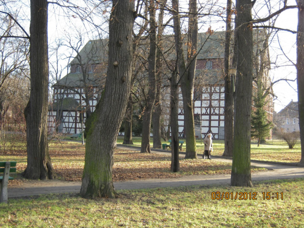 park pokoju na tle kościoła