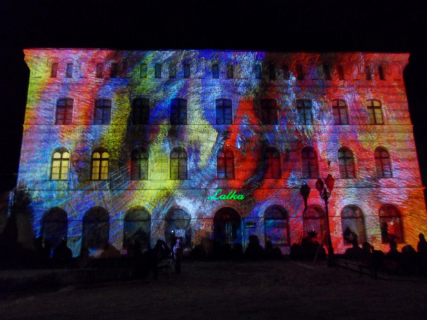 Mapping,czyli świetlna prezentacja na budynku,jedna z atrakcji festiwalu światła..tu ekranem jest uzdrowiskowy pawilon Lalka :) #Cieplice #FestiwalŚwiatła #JeleniaGóra #zima