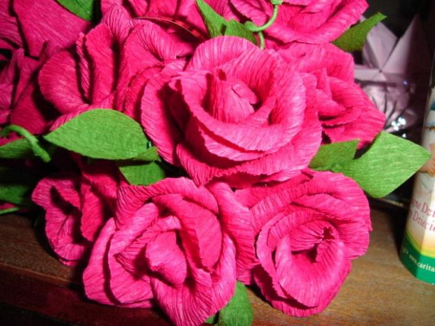 Czerwone róże #bibułkarstwo #CudaZPapieru #krepina #kwiatki #KwiatyZBibuły #KwiatyZKrepiny #artystyczne #bukiety #dekoracje #dekoratorstwo #kompozycje #kwiaty #NaStół #unikatowe #oryginalne #rękodzieło
