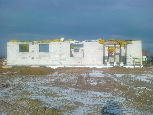 28.01.2012 - widok z ogrodu (od lewej: 2okna garażowe, pokoju gościnnego i drzwi tarasowe),