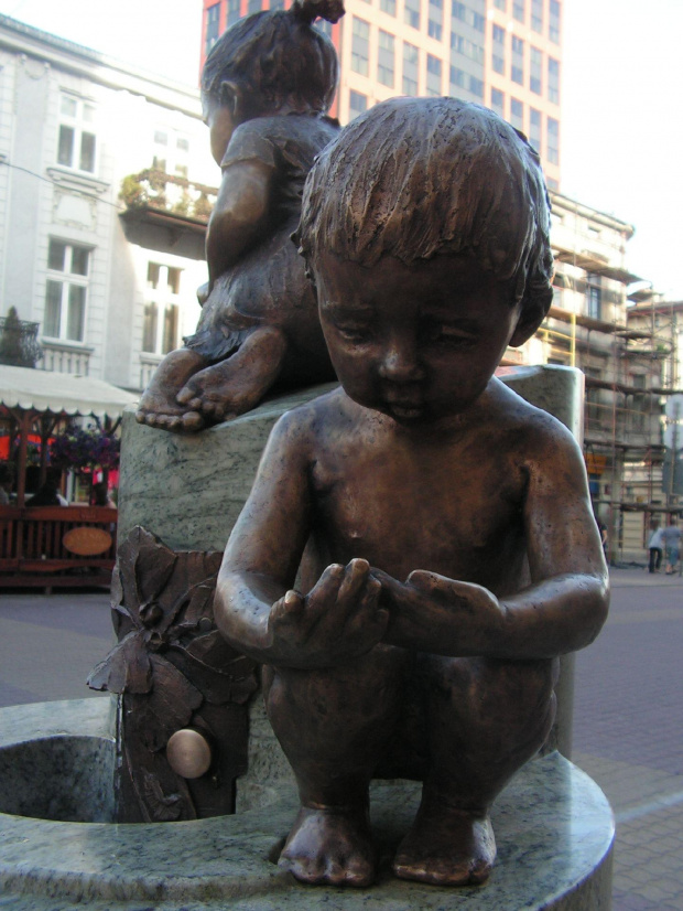 rzeźby fontanne w Łodzi na Piotrkowskiej
