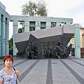 Agata przed Pomnikiem Powstania Warszawskiego na Placu Krasińskich. #wakacje #urlop #podróże #zwiedzanie #Polska #Warszawa
