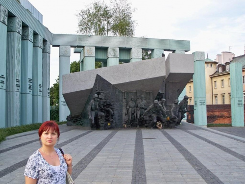 Agata przed Pomnikiem Powstania Warszawskiego na Placu Krasińskich. #wakacje #urlop #podróże #zwiedzanie #Polska #Warszawa