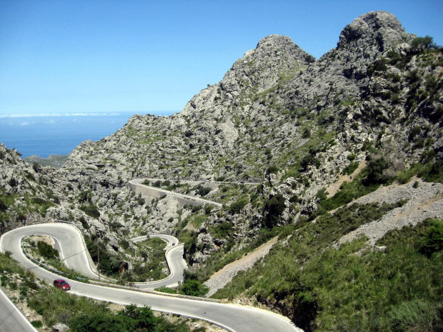 Góry Serra de Tramuntana - wspaniałe serpentyny, niesamowite widoki. Na dole morze i śliczna zatoka z portem w Sa Calobra #Majorka #GórySerraDeTramuntana #SaCalobra