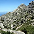 Góry Serra de Tramuntana - wspaniałe serpentyny, niesamowite widoki. Na dole morze i śliczna zatoka z portem w Sa Calobra #Majorka #GórySerraDeTramuntana #SaCalobra