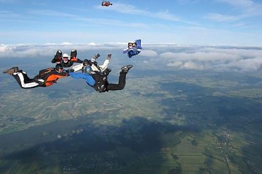 Formacja spadochronowa nad Przasnyszem niedaleko Warszawy (www.skydiveatmosfera.com) #SkokiSpadochronowe #spadochroniarstwo #przasnysz #KlubSpadochronowyAtmosfera #spadochroniarze #SkokZeSpadochronem #SkokNaSpadochronie #adrenalina #SportyEkstremalne