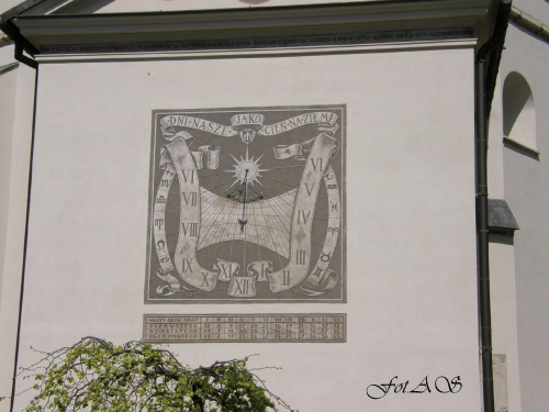 Jędrzejów. Zegar słoneczny na ścianie kościoła Św. Trójcy. #Jędrzejów #Kościół #ZegarSłoneczny