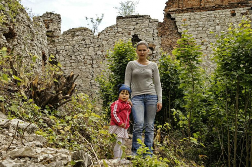 Ruiny zamku Tenczyn Krzeszowice żonka z córeczką
