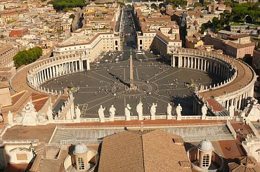 Widok z Kopuły Bazyliki na Plac Św. Piotra i kolumnadę Berniniego #Watykan