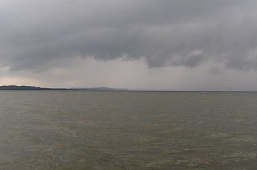 Bałtyk skąpany w deszczu #bałtyk #deszcz #chmury