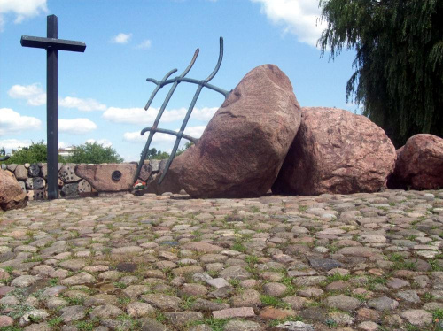 Pomnik pomordowanych więżniów z Rakowieckiej #kamień #głaz #pomnik