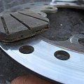 Beta Zero 125-klocki przód. Na tym klocku zostały naklejone okładziny pochodżące najprawdopodniej z...Tarczy sprzęgłowej. Grubość tarczy 3,00 mm, nominał 3,5 mm-górne dopuszczalne zużycie.