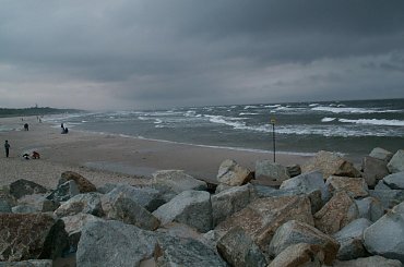 MORZE -- ŁEBA #MORZE #PIASEK #WODA #KAMIENIE #GŁAZY #PLAŻA #CHMURY #FALE