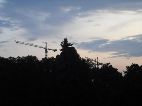 #Warszawa #dźwigi #budowa #wieczór #chmury