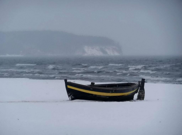 "Black Pearl" i orłowski klif zimą #perła #pearl #łódź #boat #klif #zima #winter #morze #plaża #beach