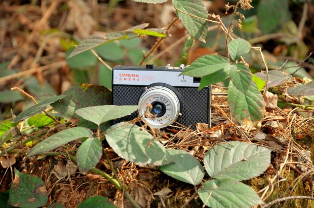 "Smena 8 M jest na bieżąco miniaturowy aparat przeznaczony dla szerokiego kręgu aparatu fotograficznego amateurs.The zawiera twardą powłoką przeciwsłoneczną, naturalnej wielkości wiewfiner (12:59 viewing ratio), skalę odległości, symbol X lampy zs...