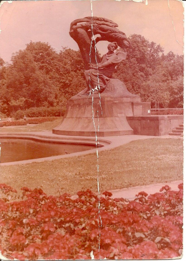 Warszawa_Pomnik Fryderyka Chopina (wg proj. z pocz. XX w.) dłuta W. Szymanowskiego. Zniszczony podczas okupacji hitlerowskiej, odnaleziony i zrekonstruowany w 1958 r. powrócił na dawne miejsce.