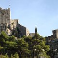 Ponad miastem Omiś (Chorwacja), na stromej skale wznoszą się malownicze ruiny twierdzy Fortica (Starigrad, 311 m n.p.m.), z której przy pięknej pogodzie widać Włochy...