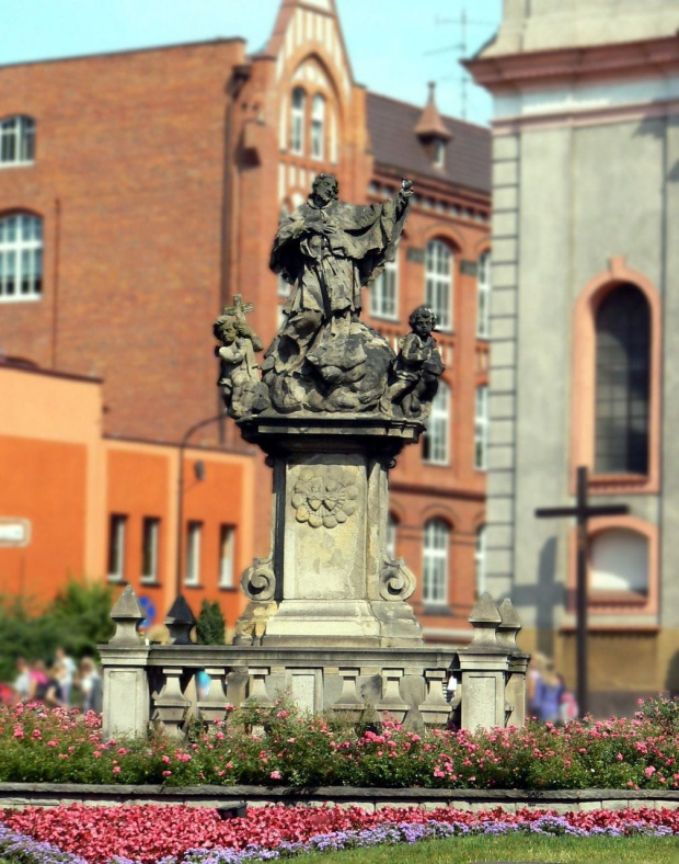 posąg Św . Jana Nepomucena przed starym kościołem w Rybniku. #nepomuki