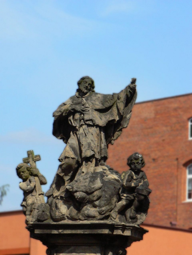 posąg Św . Jana Nepomucena.Rybnik przed starym kościołem
