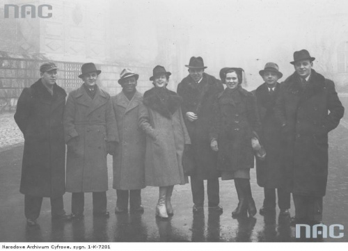 Helena Grossówna ( 4. z lewej ) z Chórem Juranda i czarnoskórym muzykiem Hamiltonem i założycielem chóru Jerzym Koszutskim ( pseud. Jurand ) ( 4. z prawej ). Kraków_1939 r.