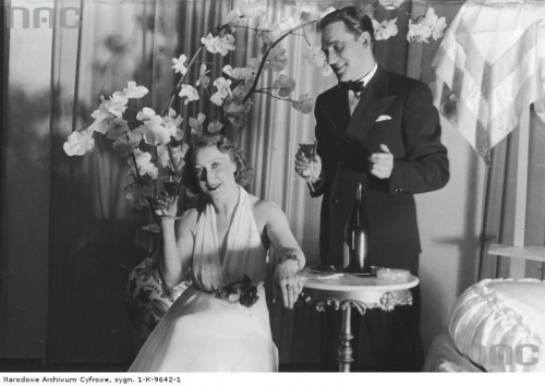 Janina Bąkowska ( jako Katinka ) i Zbigniew Przeradzki ( jako Jan ) w sztuce " Jan " Laszlo Bus Fekete'go w Teatrze Miejskim im. Wojciecha Bogusławskiego w Kaliszu_1939 r.