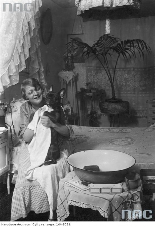 Janina Macherska, aktorka. Fotografia wykonana w mieszkaniu aktorki ( myje psa ). Warszawa_1913-1939 r.