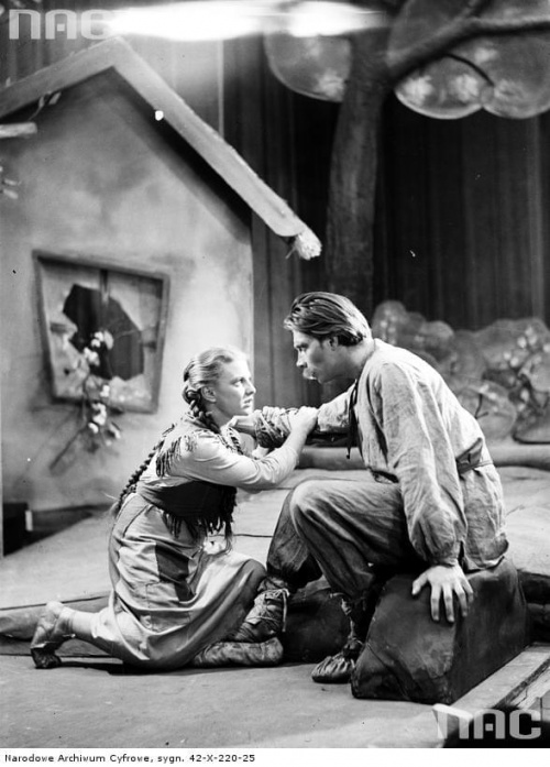 Maria Janecka ( jako Sierotka Marysia ) i Józef Nalberczak ( jako Skrobek ) w sztuce " O krasnoludkach i sierotce Marysi " w Teatrze Nowej Warszawy_10.1950 r.