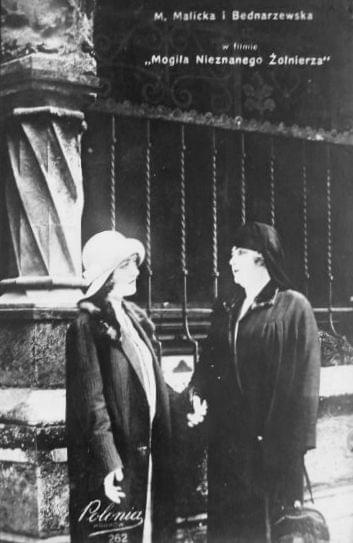 Aktorki Maria Malicka ( z lewej ) i Konstancja Bednarzewska. Kadr z filmu " Mogiła nieznanego żołnierza "_1927 r.