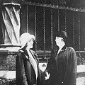 Aktorki Maria Malicka ( z lewej ) i Konstancja Bednarzewska. Kadr z filmu " Mogiła nieznanego żołnierza "_1927 r.