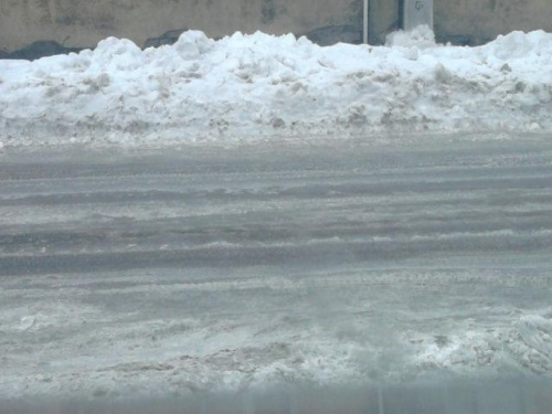 Zalegający śnieg na poboczu dróg 08.02.2010