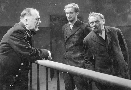 Aktorzy Stefan Jaracz ( 1. z prawej ), Kazimierz Junosza - Stępowski ( 1. z lewej ) i Witold Zacharewicz. Kadr z filmu " Róża "_1936 r.