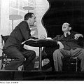Aktorzy Józef Węgrzyn i K. Wilamowski w rewii " 10deko słońca " w Teatrzyku rewiowym " Złoty Ul" w Warszawie_05.1941 r.