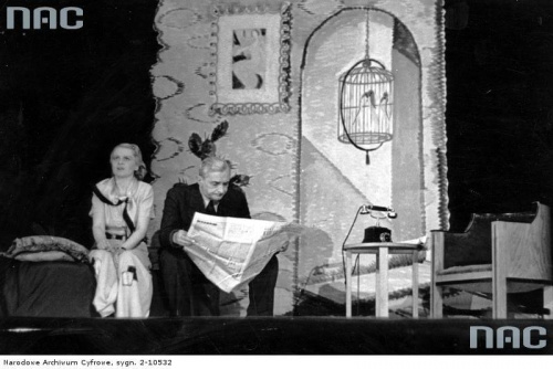 Aktorzy Józef Węgrzyn i Maria Chmurkowska, scena w skeczu " Brakujące ogniwo " w Teatrzyku rewiowym " Złoty Ul " w Warszawie_1941 r.