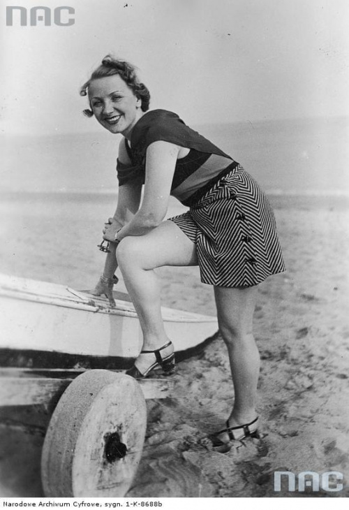 Aktorka Loda Niemirzanka, aktorka, tancerka, podczas letniego wypoczynku_1937 r.